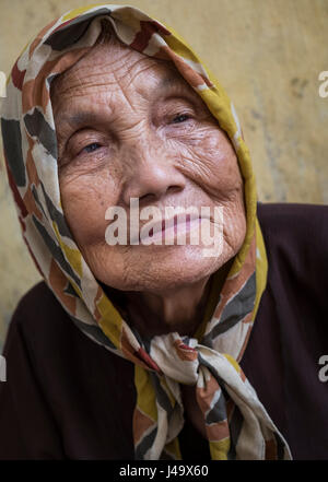 HANOI, VIETNAM - CIRCA SEPTEMBRE 2014 : Portrait de vieille femme vietnamienne dans les rues de Hanoi au Vietnam. Banque D'Images