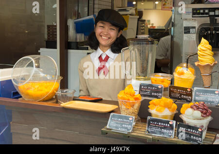 L'Okinawa, Japon - mars 24th, 2017 : une japonaise est la vente de jus de mangue et crème glacée mangue à Naha, Okinawa. Banque D'Images