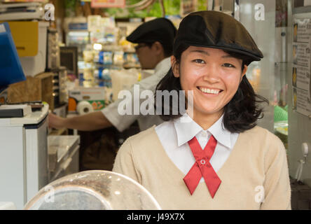 L'Okinawa, Japon - mars 24th, 2017 : portrait of a smiling employé japonais, travaillant dans un magasin de crème glacée à la mangue Banque D'Images