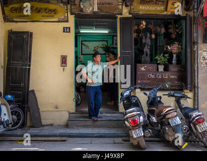 HANOI, VIETNAM - CIRCA SEPTEMBRE 2014 : : Restaurant Cha Ca La Vong à Hanoi, Vietnam. Banque D'Images