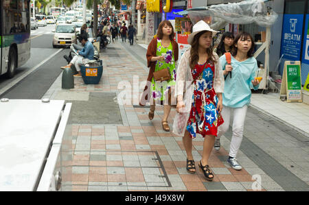 L'Okinawa, Japon - 24 mars 2017 : les femmes japonaises en marchant dans la rue portant des robes colorées, Naha, Okinawa. Banque D'Images