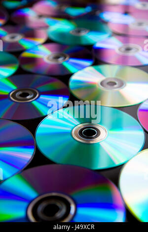 Cd / DVD disposés en rangées background Banque D'Images