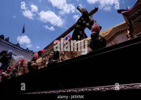 L'ANDA (float) de Jésus portant la croix pendant la Semana Santa ou semaine sainte célébration dans la ville de Antigua Guatemala Banque D'Images