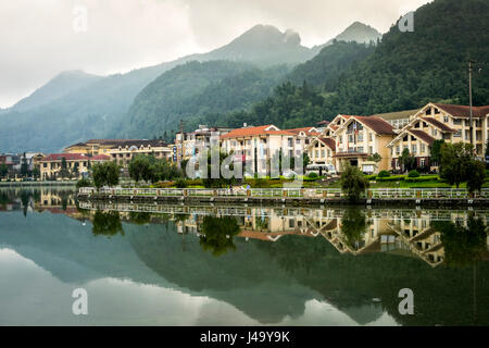 SAPA, Vietnam - CIRCA SEPTEMBRE 2014 : Lac de Sapa et ses environs, l'architecture du Nord Vietnam. Banque D'Images