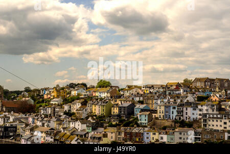 Hills dans la ville en bord de mer, de belles façades des bâtiments colorés, panorama ville balnéaire, architecture intéressante Banque D'Images