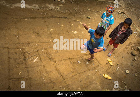 SAPA, Vietnam - CIRCA SEPTEMBRE 2014 : les enfants jouent à la marelle dans Ta Phin Village près de Sapa, Vietnam du Nord. Banque D'Images