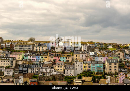 Hills dans la ville en bord de mer, de belles façades des bâtiments colorés, panorama ville balnéaire, architecture intéressante Banque D'Images