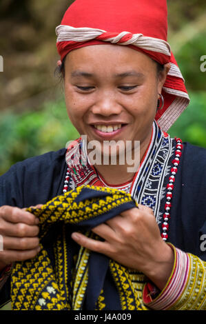 SAPA, Vietnam - CIRCA SEPTEMBRE 2014 : jeune femme de la minorité Dao rouge smiling in Ta Phin Village près de Sapa, Vietnam du Nord. Banque D'Images