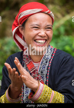 SAPA, Vietnam - CIRCA SEPTEMBRE 2014 : jeune femme de la minorité Dao rouge smiling in Ta Phin Village près de Sapa, Vietnam du Nord. Banque D'Images