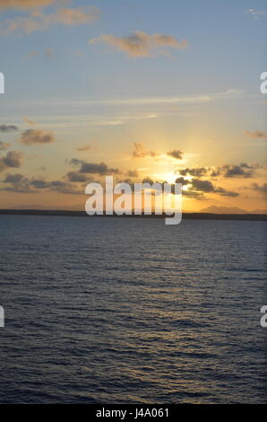 Coucher du soleil sur le continent. Coucher du soleil sur le continent vu d'un navire de croisière sur la côte du Brésil. Banque D'Images