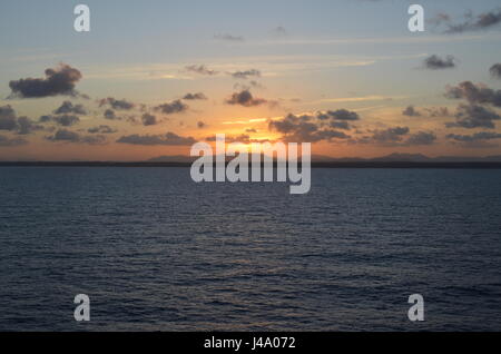 Coucher du soleil sur le continent. Coucher du soleil sur le continent vu d'un navire de croisière sur la côte du Brésil. Banque D'Images