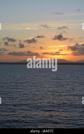 Coucher du soleil sur le continent. Coucher du soleil sur le continent vu d'un navire de croisière sur la côte du Brésil. Banque D'Images