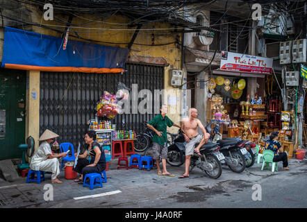 HANOI, VIETNAM - CIRCA SEPTEMBRE 2014 : rue typique du vieux quartier de Hanoi, Vietnam. Banque D'Images