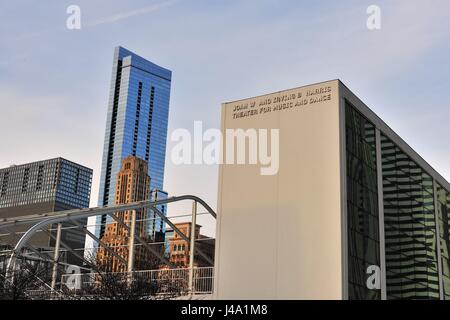Le théâtre Harris pour la musique et la danse au centre-ville de Chicago, à côté du Parc du Millénaire. Chicago, Illinois, USA. Banque D'Images