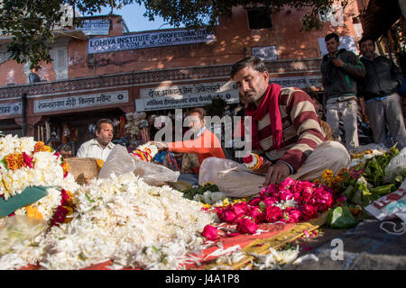 Johri Bazaar ; les hommes indiens de faire des arrangements d'œillets dans un marché libre à Jaipur, Inde Banque D'Images