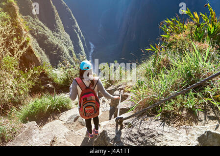 Femme en nature aventure à pied en paysage de montagne. Girl doing trekking au Machu Picchu chemin Banque D'Images