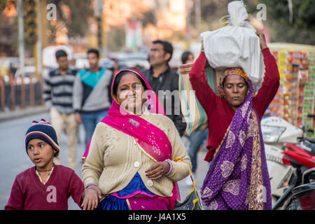 Johri Bazaar ; Indian femme et enfant marcher dans rue à Jaipur, Inde Banque D'Images