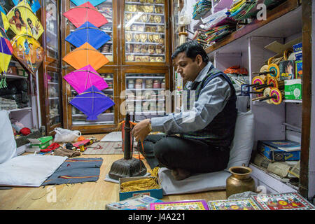 Johri Bazaar ; Indian man working in kite shop, Jaipur, Inde Banque D'Images