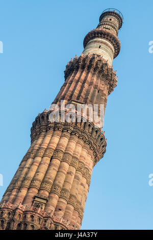 La vue de Qutub Minar, le plus grand minaret, situé à New Delhi, Inde. Banque D'Images