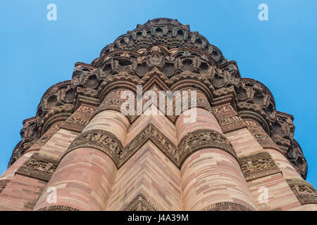 Avis de Qutub Minar regardant vers le haut. Le Qutub Minar est le plus grand minaret, situé à New Delhi, Inde. Banque D'Images