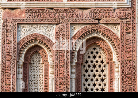 À partir de détails ornementaux monuments médiévaux qui entourent Qutub Minar, situé sur le complexe Qûtb à New Dheli, de l'Inde. Banque D'Images