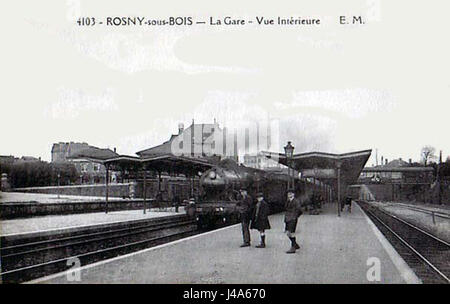 Une vue intérieure de la gare de Rosny-sous-bois* en France, mettant en valeur la conception architecturale et les installations. La gare sert de plaque tournante de transport en Île-de-France, reliant différents sites. Banque D'Images