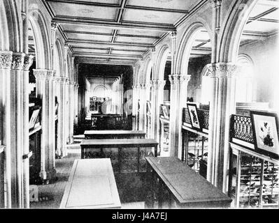 Cette image du volume 48 du *Popular Science Monthly* (D330) représente l'intérieur de la Smithsonian institution, mettant en valeur l'architecture et les expositions qui faisaient partie des premières collections du musée. Banque D'Images