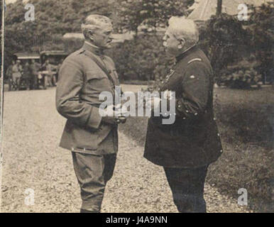 Une image historique du général John J. Pershing et du maréchal français Joseph Joffre, deux personnalités de premier plan pendant la première Guerre mondiale L'image capture leur rôle de leader dans l'effort de guerre et leur alliance. Banque D'Images