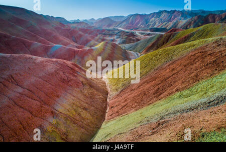 Vue aérienne sur l'arc-en-ciel coloré de montagnes de relief danxia Zhangye parc géologique, dans la province de Gansu, Chine, mai 2017 Banque D'Images