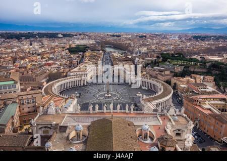 La Place Saint Pierre vu de la coupole de la Basilique Saint-Pierre au Vatican. Banque D'Images