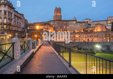 Marché de Trajan à Rome à l'heure bleue du soir. Rome, Italie. Banque D'Images