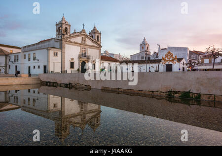 Église Santa Maria soir réflexions, Lagos, Portugal. Banque D'Images