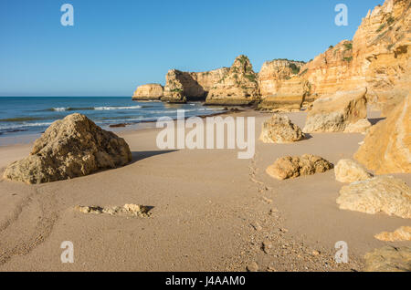 Praia da Marinha, Algarve, Portugal. Banque D'Images