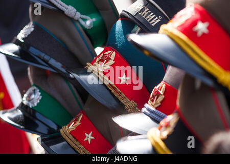 Un vendeur vend des chapeaux russes à Berlin, Allemagne. Banque D'Images