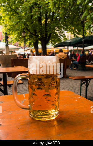 Germany-May,Munich 9,2017:un verre de bière fraîchement rédigée se dresse sur une table au Viktualienmarkt de Munich Banque D'Images