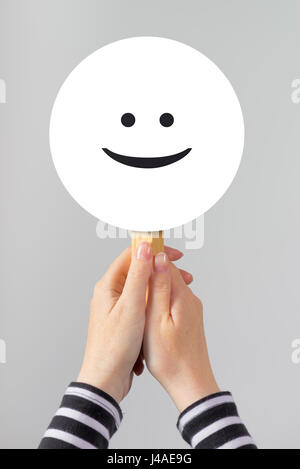 Happy woman with smiley, emoticon composite femme posant pour le bonheur et joie concept Banque D'Images