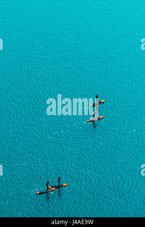 Vue aérienne de méconnaissable groupe de personnes du stand up paddle boarding sur surface de l'eau pour le sport, le divertissement, les loisirs ou les loisirs de l'exercice. Bénéficiant d''summ Banque D'Images