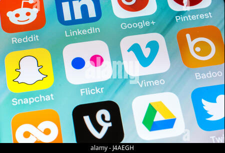 Icônes des médias sociaux sur l'écran de l'iphone Banque D'Images