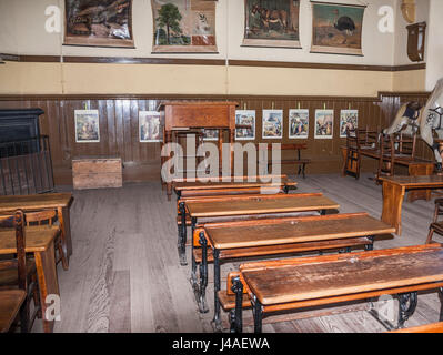 À l'intérieur d'une classe à l'école du village à Beamish Museum,Angleterre,UK Banque D'Images