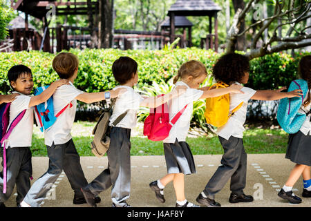 Les élèves de maternelle à marcher ensemble à l'école Banque D'Images