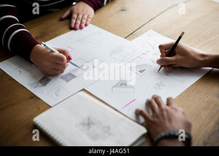 Mains sur papier dessin écriture idée de travail Banque D'Images