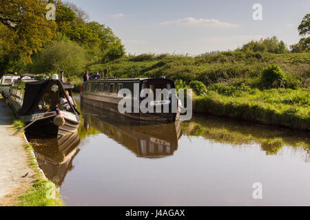 Un grand classique des bateaux amarrés jusqu'en passant un soir d'été sur le sentier du canal de Llangollen une escapade idyllique maison de vacances Banque D'Images