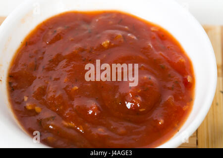 Red Hot sauce tomate pour grillades plateau. Macro. Photo peut être utilisé comme un tout l'arrière-plan. Banque D'Images