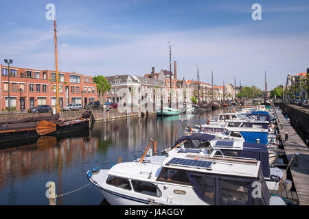 Bateaux amarrés dans la zone historique à Delfshaven, Rotterdam, Pays-Bas Banque D'Images