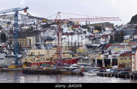 Grues et navires sur le front de mer de Harstad Harbour en hiver. Harstad, Troms, Norvège. Banque D'Images