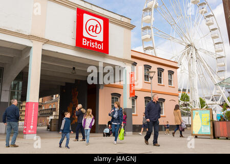 Entrée de l'At-Bristol (@Bristol) Science Museum avec les visiteurs et les touristes se promènent et roue panoramique en arrière-plan, Harbourside, Bristol Banque D'Images