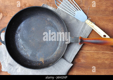 Vide noire fonte poêle et fer à repasser la spatule sur la table, vue du dessus Banque D'Images