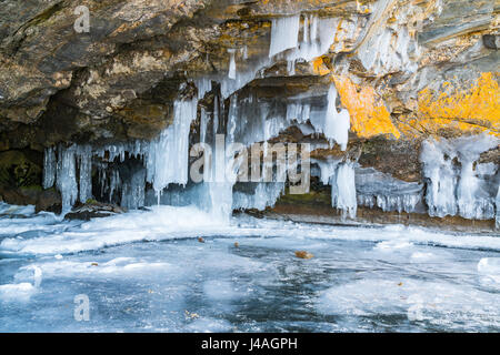 Vue de la caverne de glace dans le lac Baïkal, en Russie en hiver Banque D'Images