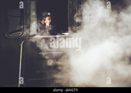 Moscou, Russie - le 04 avril 2015 : Le pilote dans la cabine de la vieille locomotive. Retro Banque D'Images