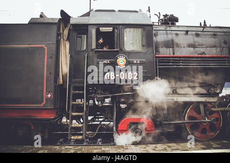 Moscou, Russie - le 04 avril 2015 : Le pilote dans la cabine de la vieille locomotive. Retro Banque D'Images